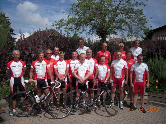 Le Groupe devant la mairie, 13 juin 2010 (2)